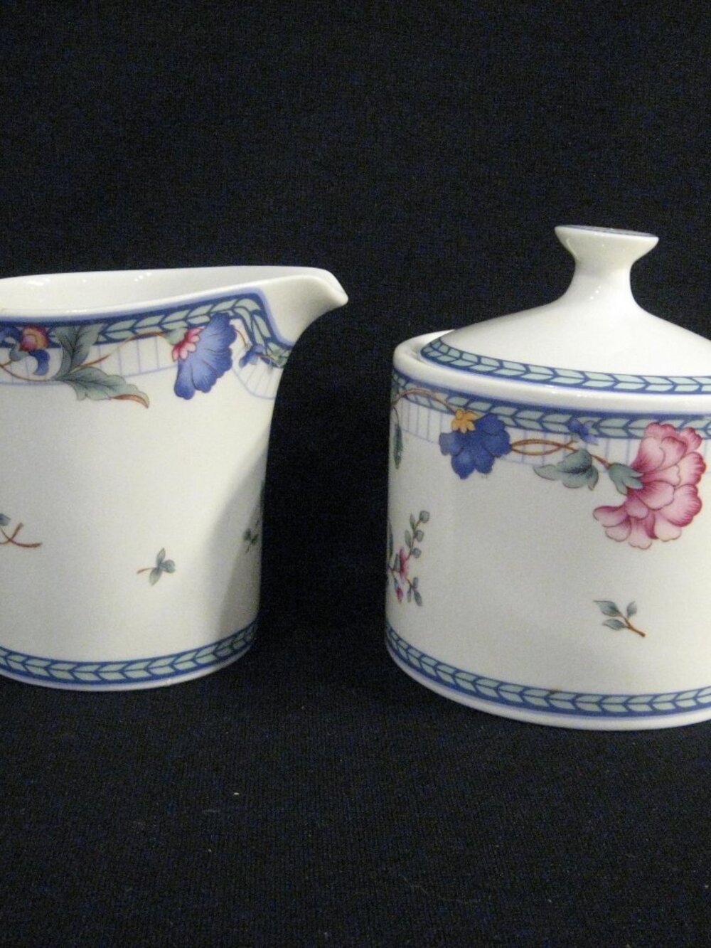 ONEIDA BLUE LATTICE CREAM & SUGAR WITH LID
